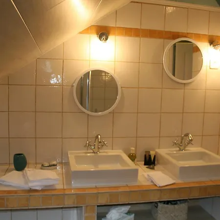 Au Relais De *